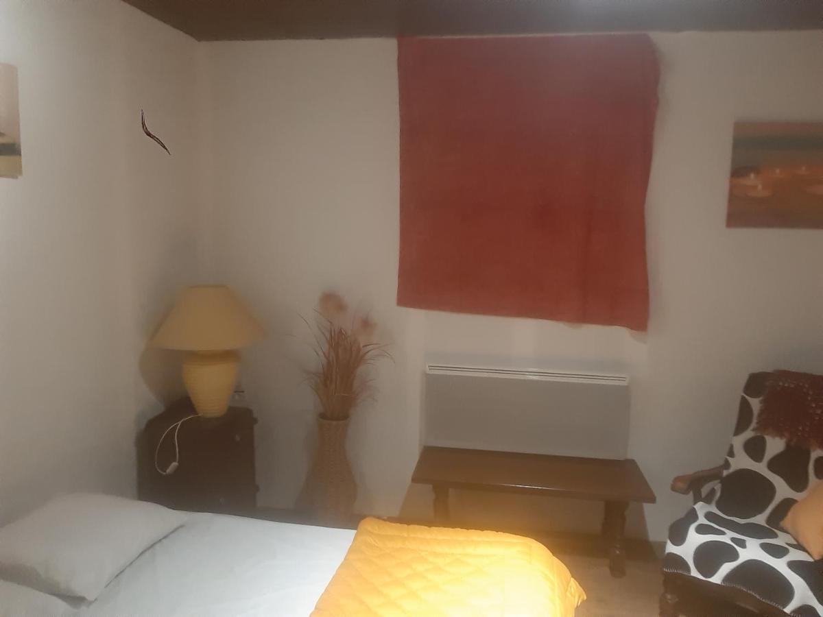 Petite Maison Ancienne Charentaise ,Dans Un Village Au Calme Ideal Travailleur Brigueuil Екстериор снимка